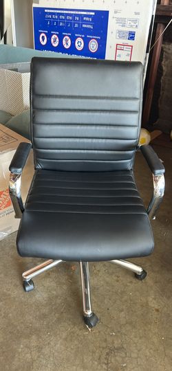 Black desk chair
