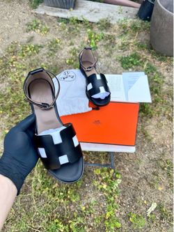 (40) Hermes Santorini Black Sandals