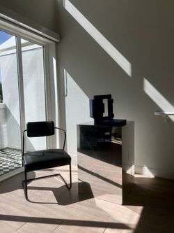 display Mirror pedestal