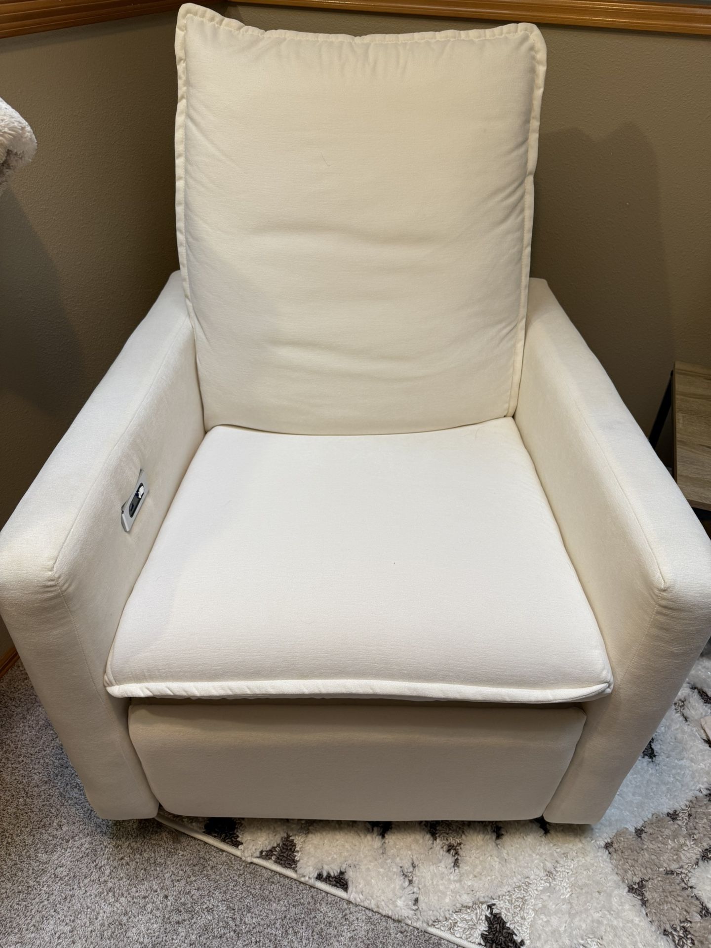 Beautiful Nursing Chair - Like New! Pottery Barn