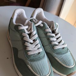 Earth Maren Sneaker Size 9