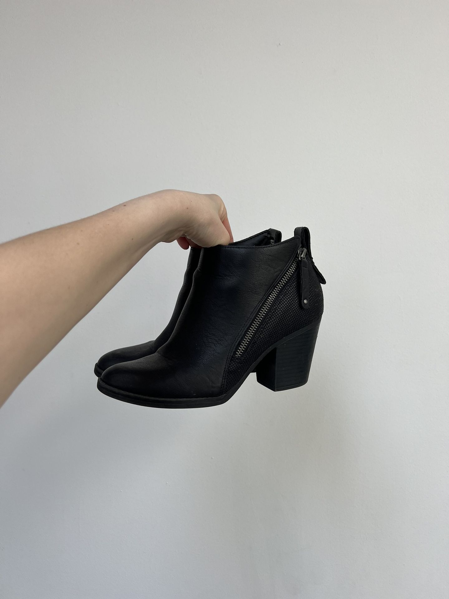 Women’s Black Universal Thread Booties