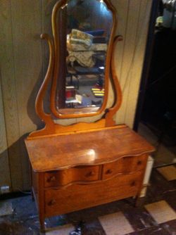 Antique mirrored vanity..reduced /Best OfferVintage 