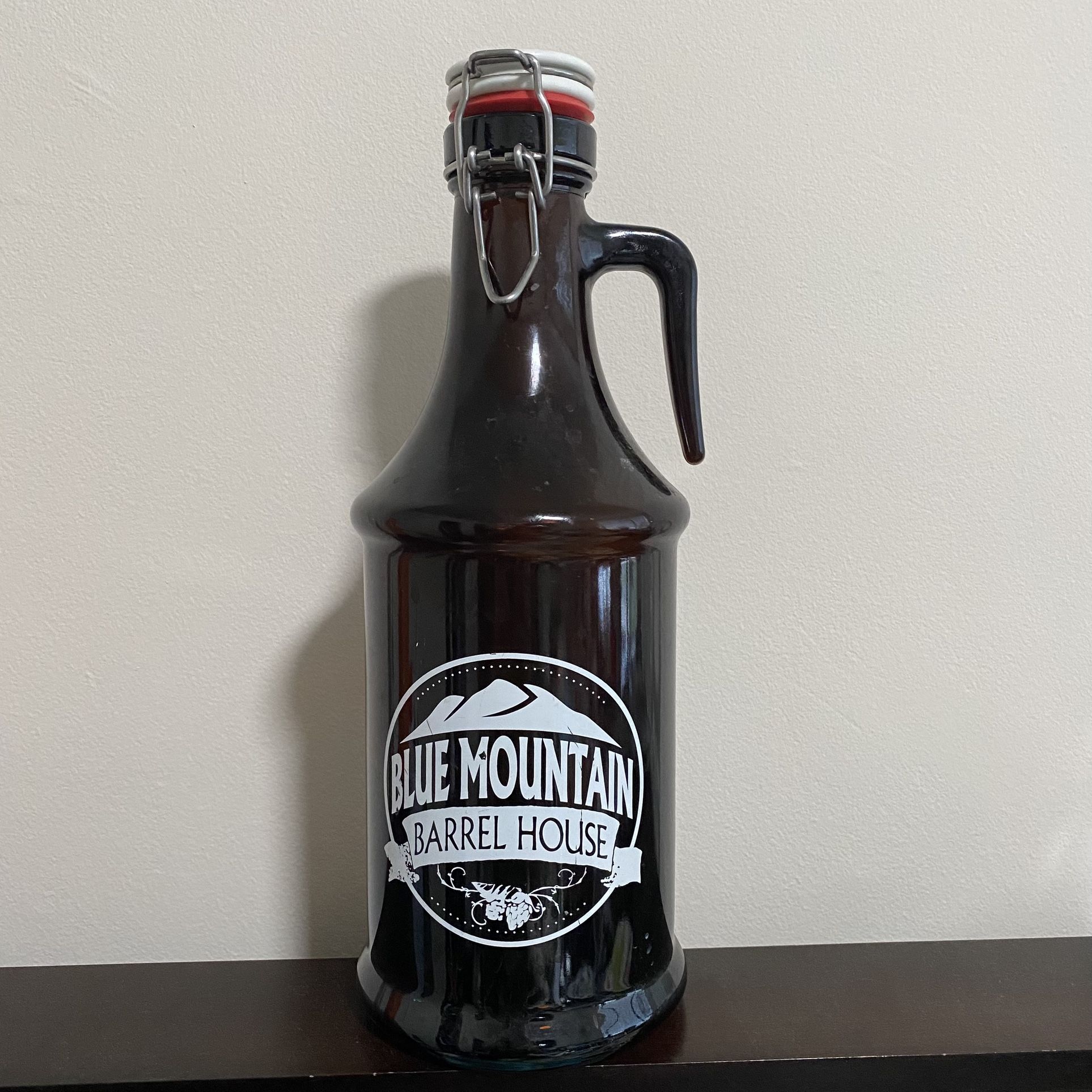  68 Oz Blue Mountain Brewery Empty Brown Glass Bottle Growler with Resealable Top for Beer Kombucha   Great pre-owned condition.  Pick up available in