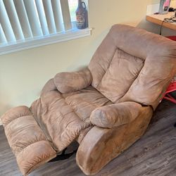 LAZY BOY CHAIR— Good Condition 