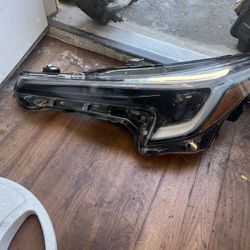 2025 TOYOTA  COROLLA LEFT HEADLIGHT 