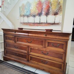 LEXINGTON FURNITURE SOLID WOOD DRESSER EXCELLENT CONDITION DELIVERY AVAILABLE
