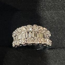 BEAUTIFUL  DIAMOND RING 18 K WHITE GOLD BAND