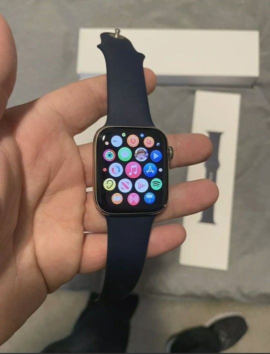 iwatch series 6 44mm Cellular black, Perfect condition
Only had it a few weeks but the face is just too big for me to get used to. No scratches o