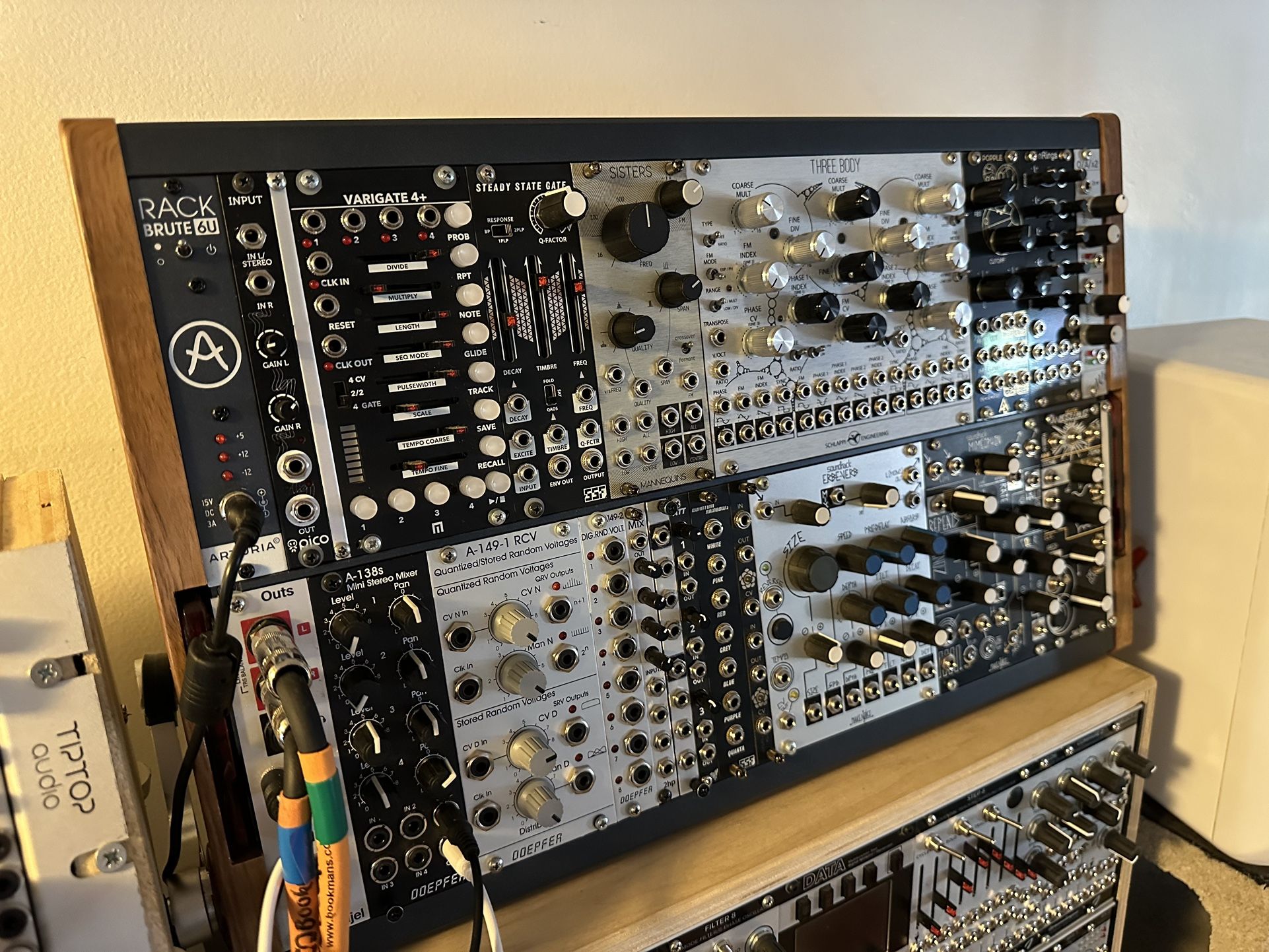 Arturia Rackbrute 6u Powered Eurorack Synthesizer Case