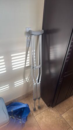 Underarm crutches