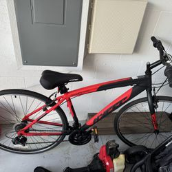 700c Hyper Bicycle Spin Fit Hybrid Bike, Black and Red