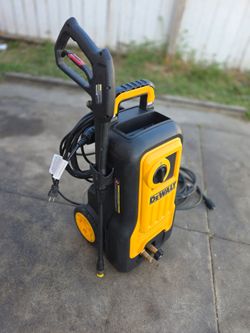 DEWALT 2800 PSI 1.0 GPM Electric Pressure Washer, Axial Pump, Soap Tank, Reliable Residential Cold Water Power Washer