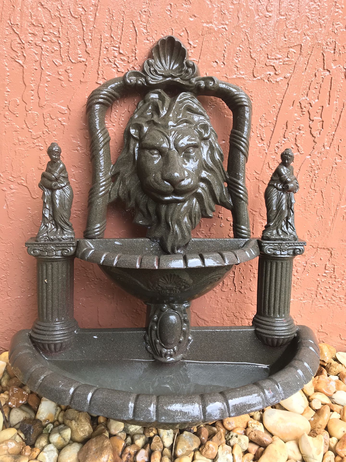 Lion fountain metal