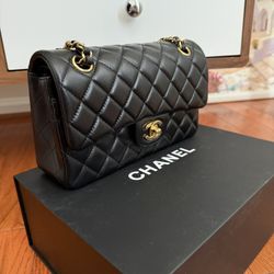 Chanel Women’s Black Lambskin Shoulder Bag 