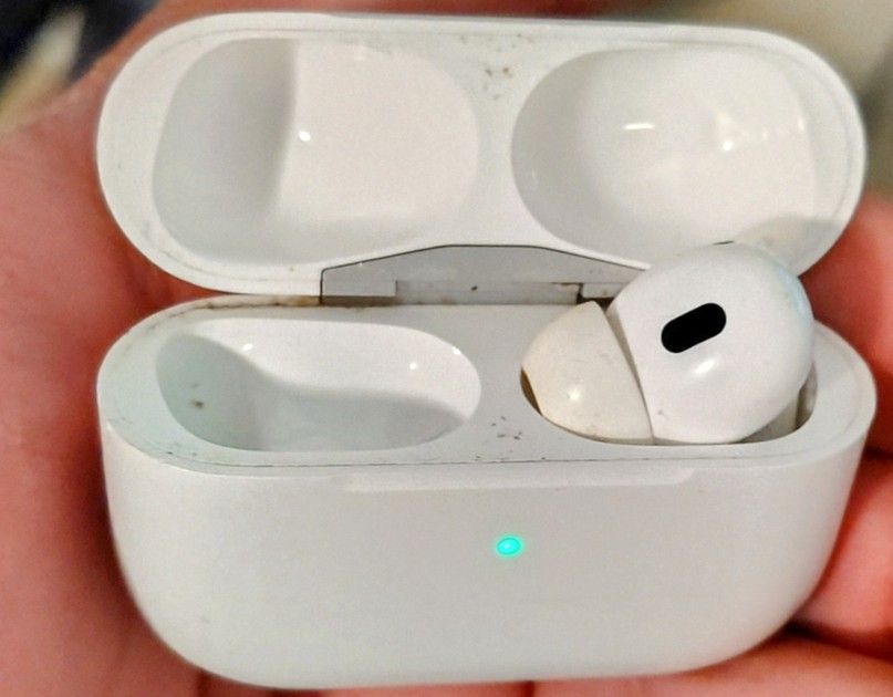 Original APPLE AIRPODS PRO REPLACEMENT RIGHT PIECE AND CHARGING CASE