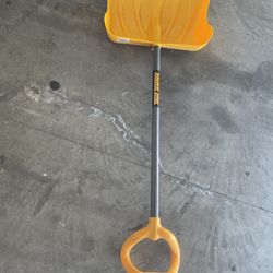 True Temper Snow Pusher with Straight D-Grip Steel Handle 20 Inch