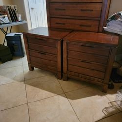 5-Drawer Chest Of Drawers & 2 Nightstands