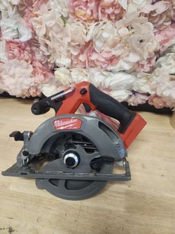 Milwaukee
M18 FUEL 18V Lithium-Ion Brushless Cordless 6-1/2 in. Circular