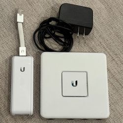 Ubiquiti Networks UniFi Security Gateway USG with bonus Cloud Key UC-CK