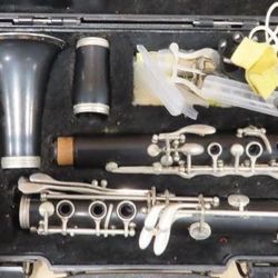 Excellent Artley Student Clarinet kit From Nogales Arizona in original Case. 