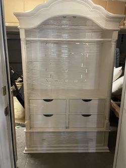 Beautiful Crème Color Hutch