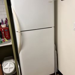 Frigidaire Gallery Frost Proof Refrigerator Freezer w/ Ice Maker