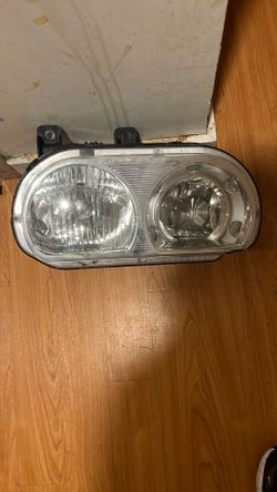 Headlight For A Dodge Challenger 2010
