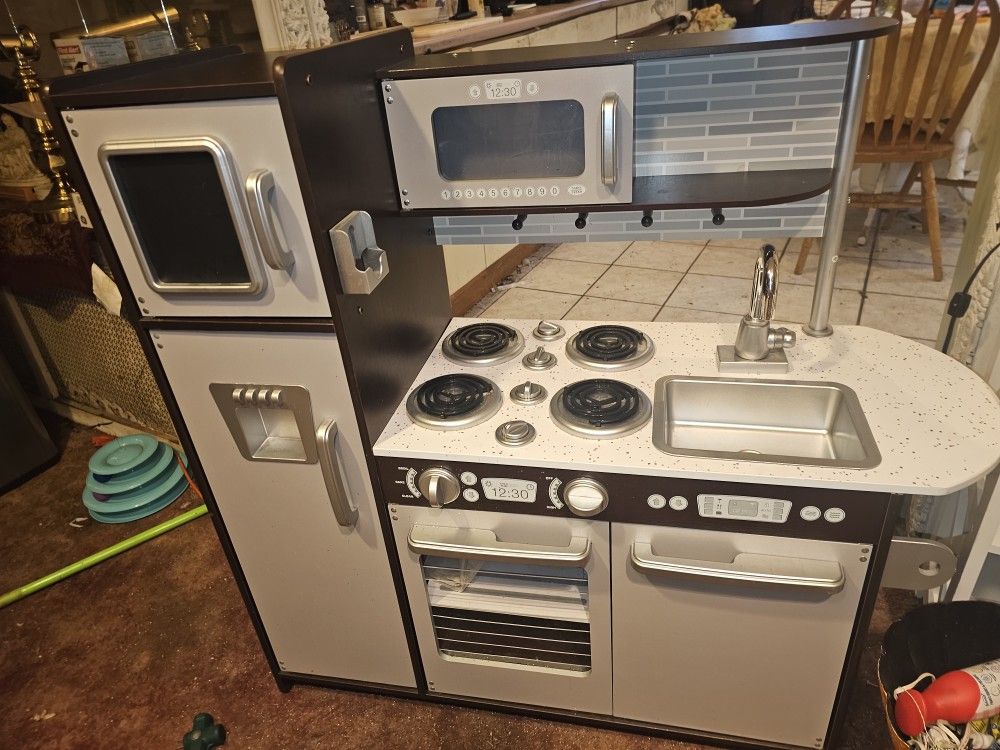 Price Is Firm.. Very Cute Kid Craft Children's Play Kitchen