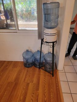 Water dispenser with bottle