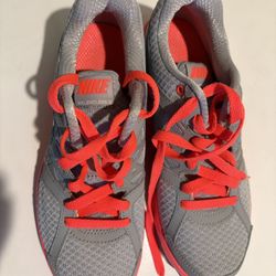 Brand New Nike Women Relentless 2 Running  Shoes 7. 5