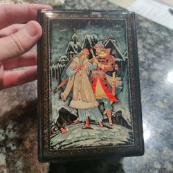 COLLECTIBLE RUSSIAN LACQUER BOX