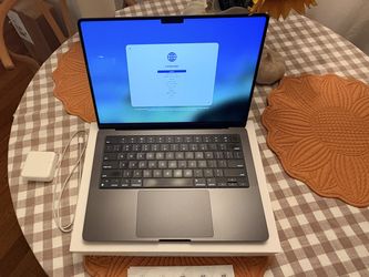 Apple - MacBook Pro 14" Laptop - M3 Pro chip - 18GB Memory - 14-core GPU - 512GB SSD