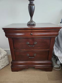 2 Night Stands & 2 Lamps