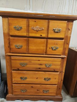 Solid pine  5 drawer dresser