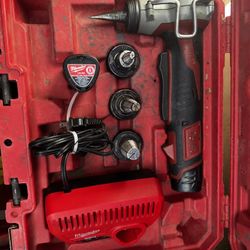 Milwaukee M12  Cordless ProPEX Expansion Tool Kit 