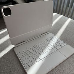 Apple iPad 11in Magic Keyboard Case