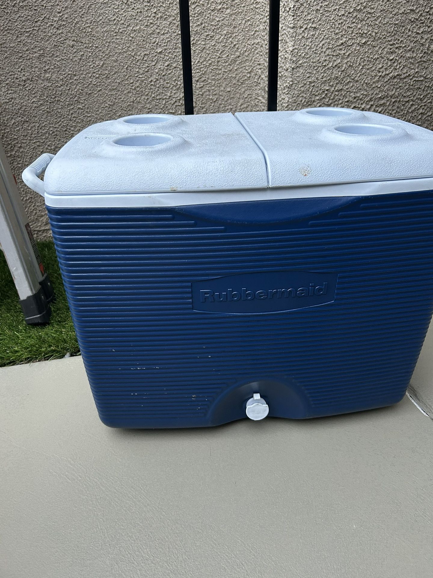 Rubbermaid Cooler With Wheels