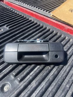 Brand new 2007-2013 Toyota Tundra tailgate handle with keyhole black