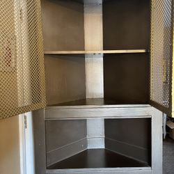 Corner Hutch 