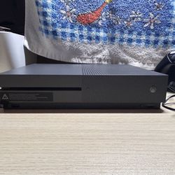 Spring Black Friday Deal – Xbox One S Bundle – 3 Controllers + Charger – $170