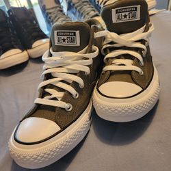 AUTHENTIC SNICKERS SIZE 9