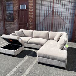 Thomasville Walsen Sectional with Storage Ottoman 