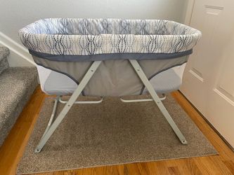 Bassinet lightly used