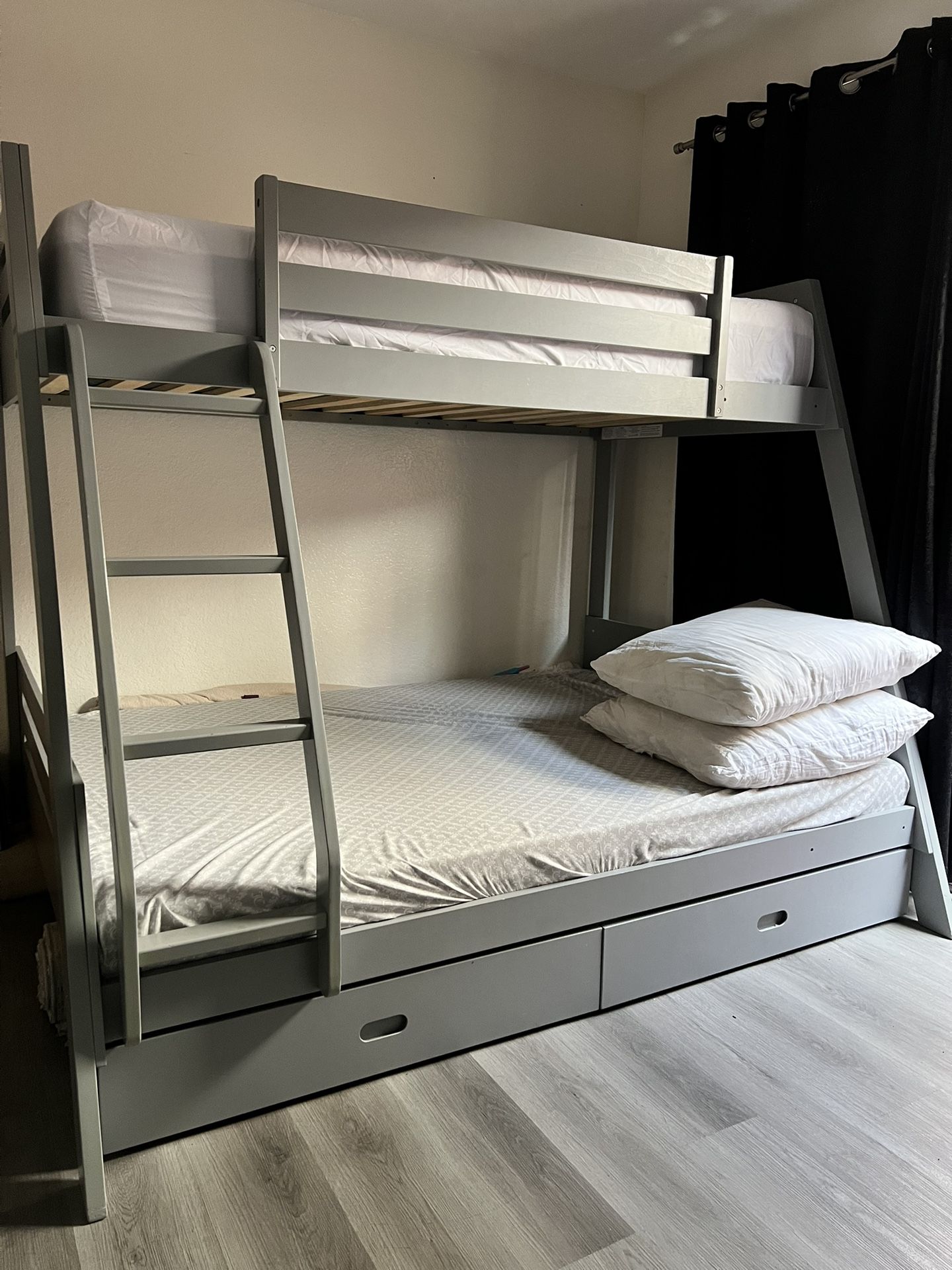 Twin/Full Bunk Bed