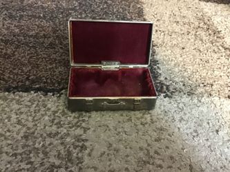 Jewelry box holder
