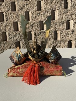 Vintage Japanese Samurai Helmet (Kabuto) Display – Decorative Warrior Armor w/ Cushion