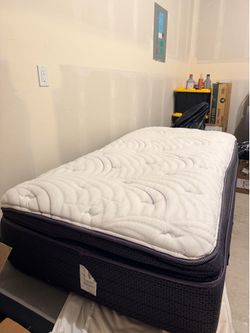 Sleepy's Reserve Pillowtop Mattress and Adjustable Bed Frame Twin