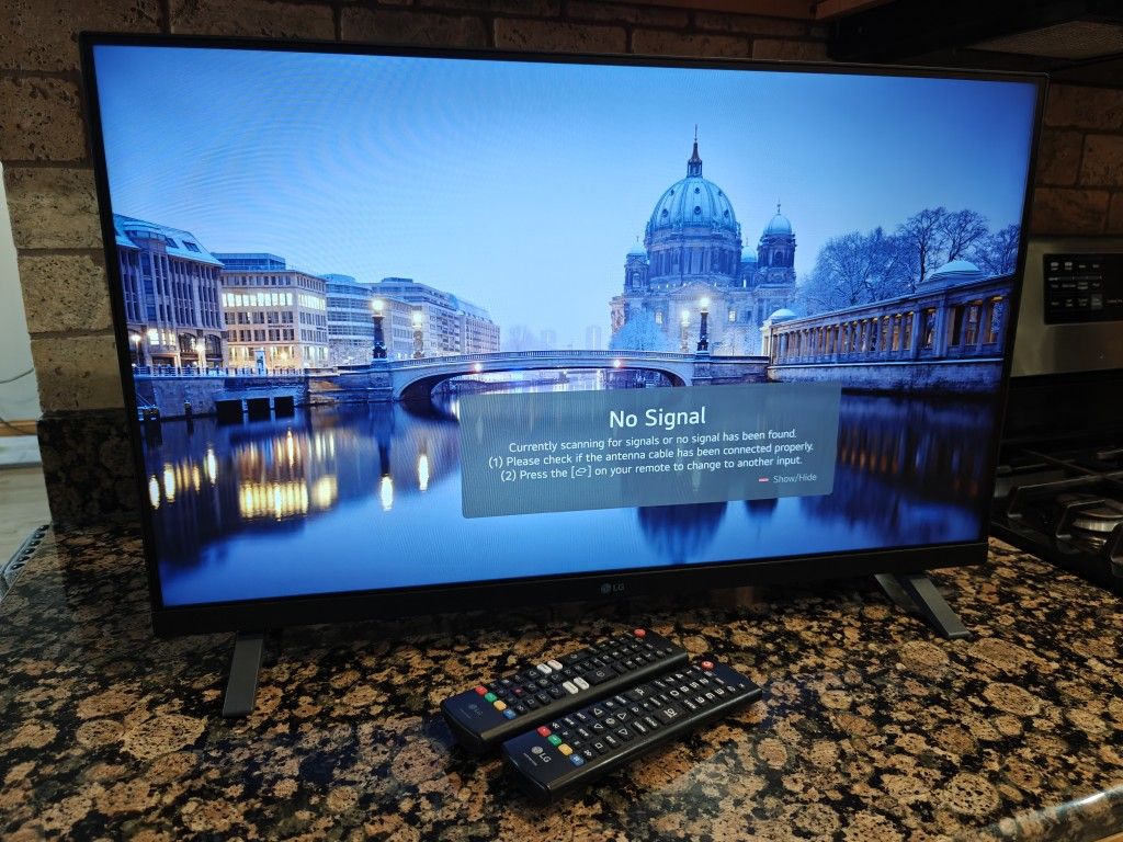 LG - 27" Class LED Full HD Smart TV with webOS (2022)