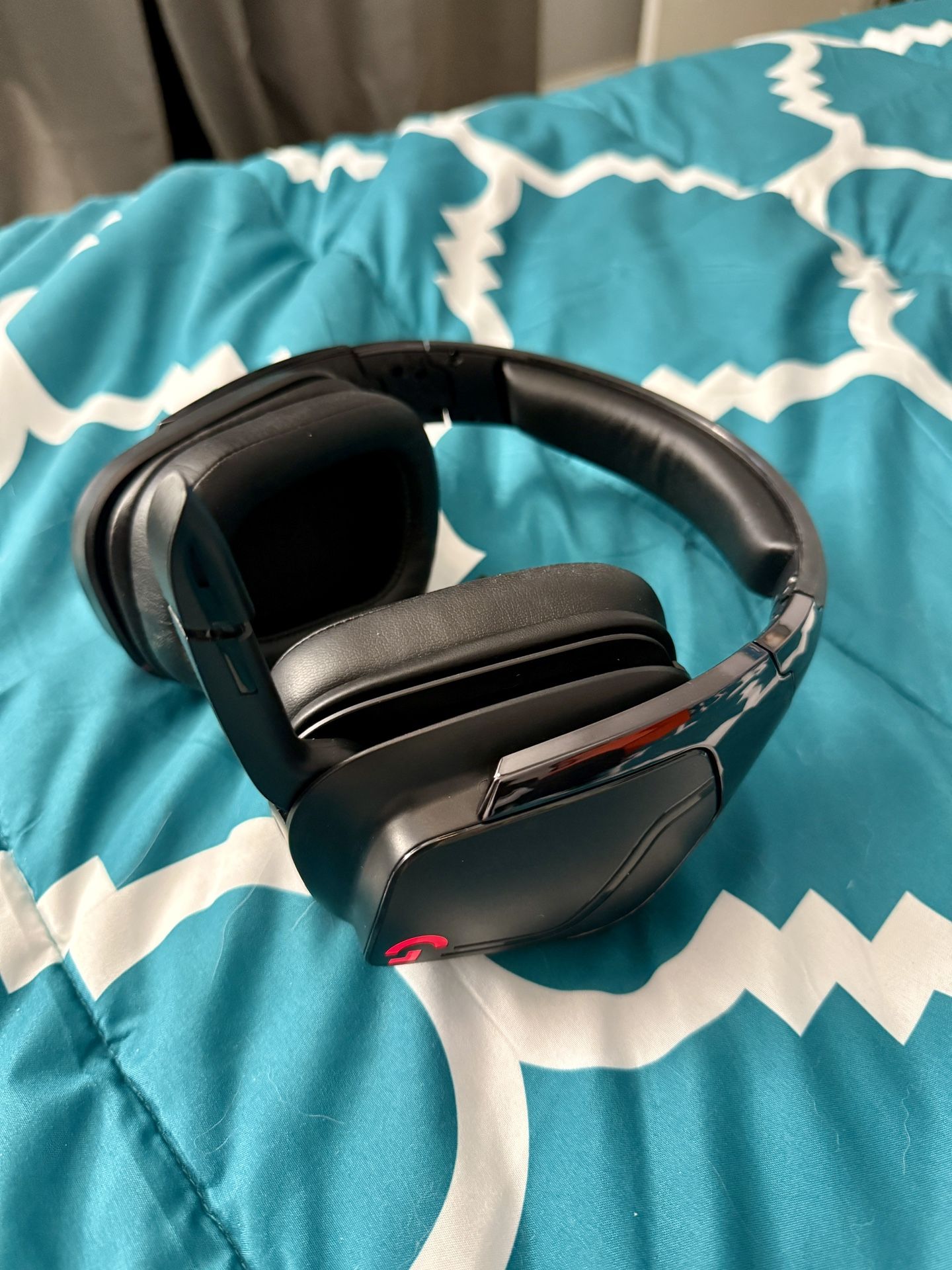 Logitech G935 Wireless DTS:X 7.1 Surround Sound LIGHTSYNC RGB PC Gaming Headset - Black/Blue